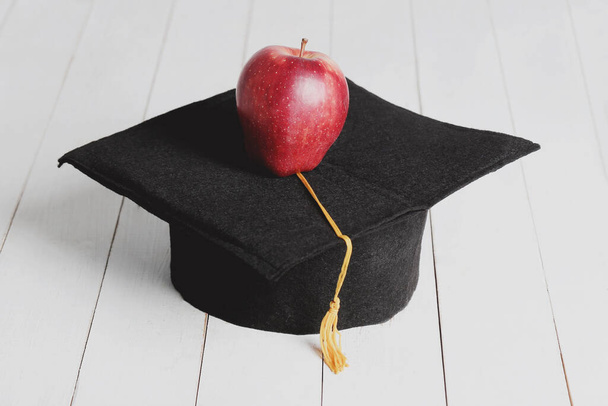 Chapeau académique carré avec pomme - Photo, image