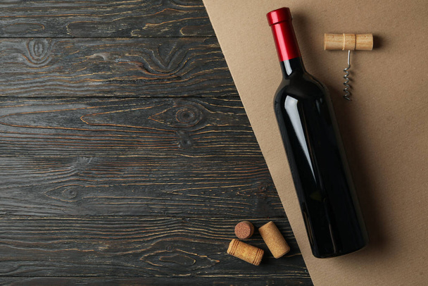 Láhev vína, vývrtky a vývrtky na dvoubarevném pozadí - Fotografie, Obrázek
