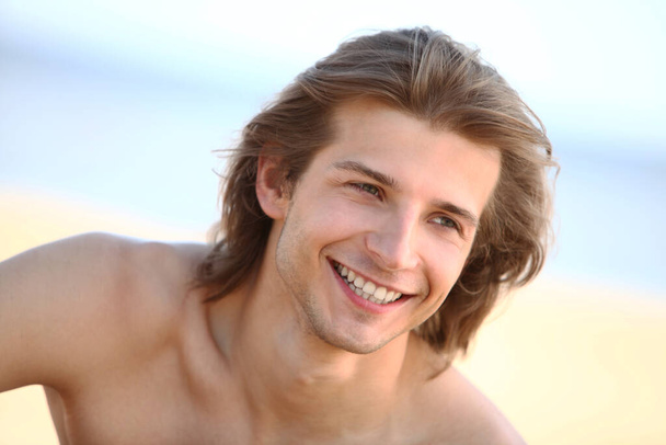 Portré, fiatal és jóképű srác a strandon - Fotó, kép