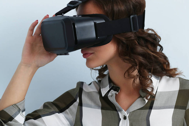 技術だ。VRヘッドセットを持つ素敵な女性 - 写真・画像