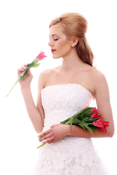 Portrait of young bride with red roses - Foto, Imagem