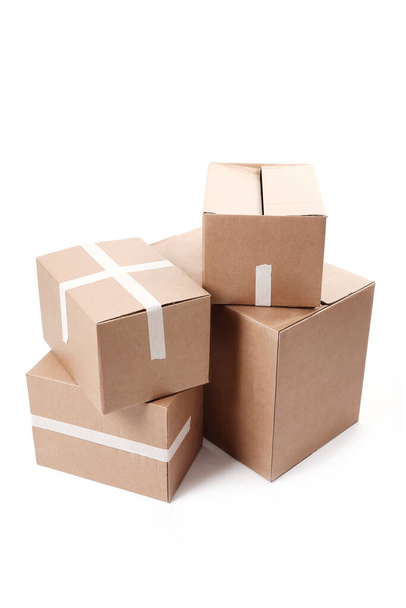 cajas de cartón sobre fondo blanco - Foto, imagen