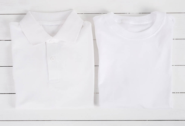Λευκό πουκάμισο στο ξύλινο τραπέζι - Φωτογραφία, εικόνα