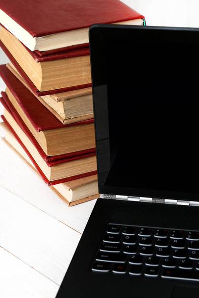 Bildung. Bücher mit Laptop auf dem Tisch - Foto, Bild