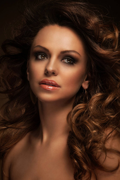 Belle femme caucasienne avec boucles et maquillage du soir - Photo, image