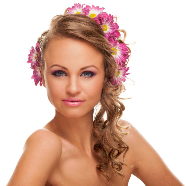 Красива молода біла жінка з квітами у волоссі ізольована на білому тлі
 - Фото, зображення