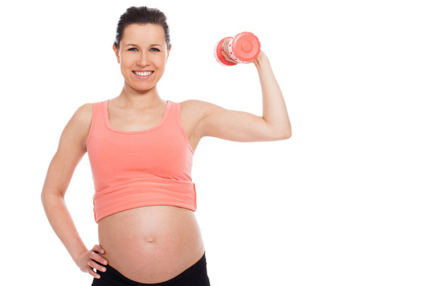 Kaunis raskaana oleva nainen treenata käsipainot eristetty valkoisella taustalla - Valokuva, kuva