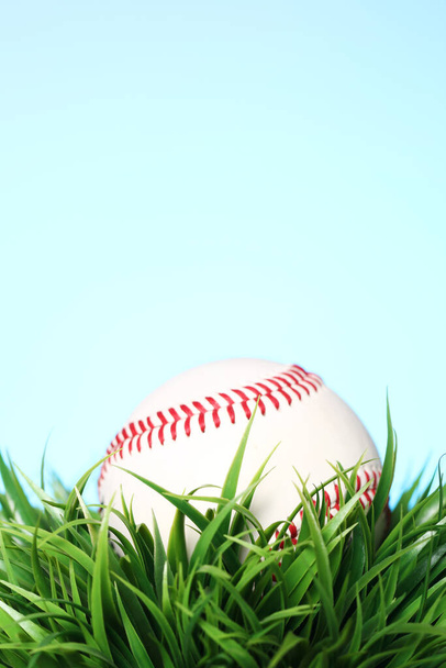 zblízka baseball v trávě - Fotografie, Obrázek