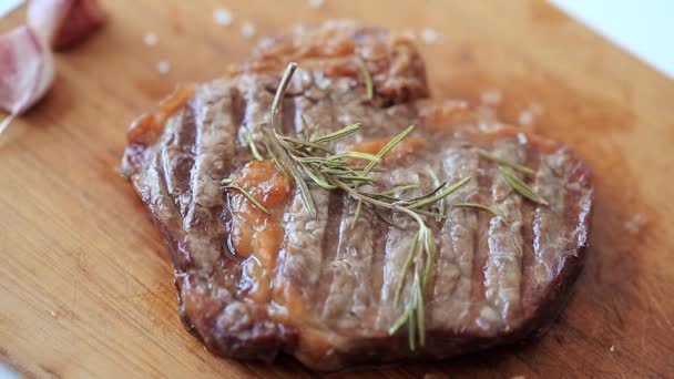 Deliziosa bistecca alla griglia sul piatto primo piano - Filmati, video