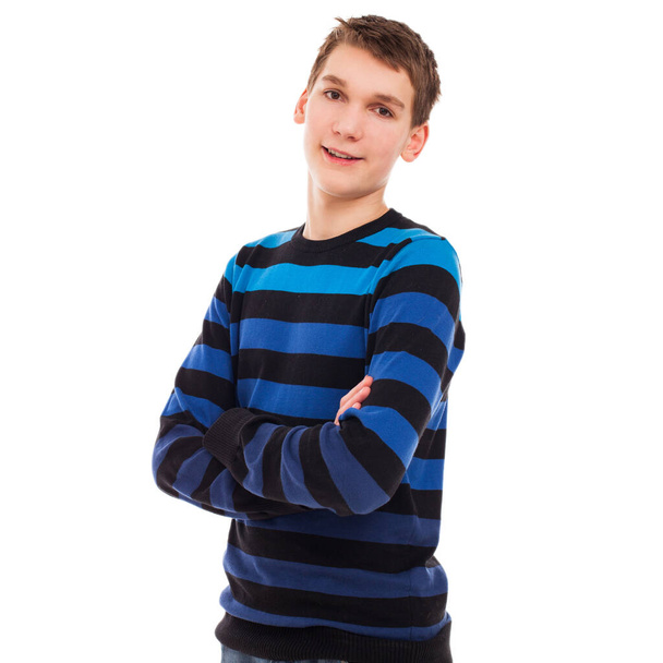 Feliz adolescente chico en casual de pie aislado sobre fondo blanco - Foto, imagen