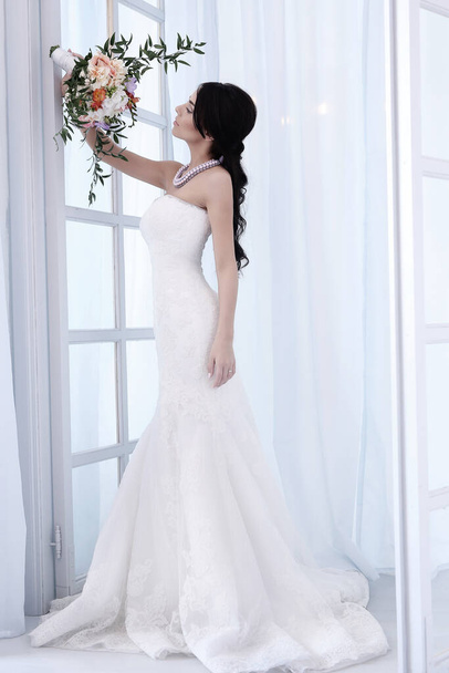 Красива наречена у весільній сукні
 - Фото, зображення