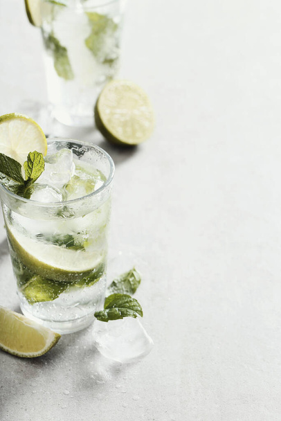 Drink op. Mojito cocktail op tafel - Foto, afbeelding