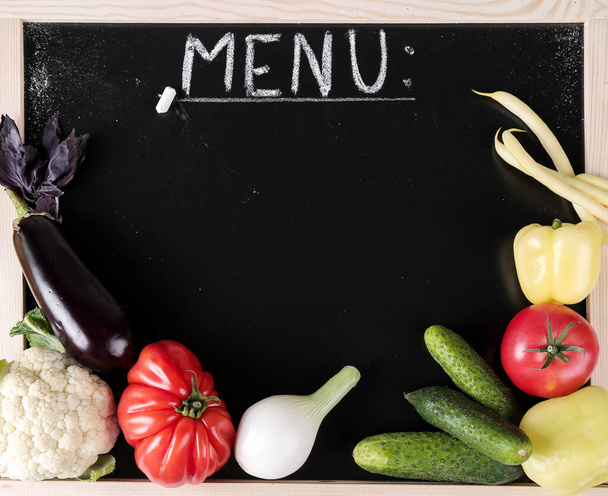 Вкусные овощи на столе - Фото, изображение