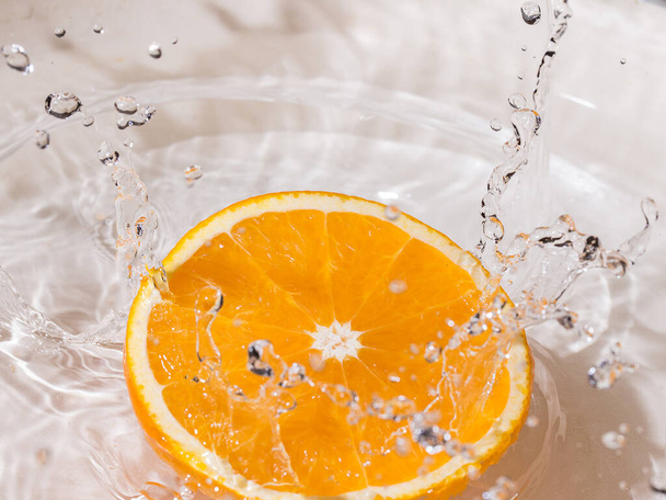 Řez oranžové šplouchá do vody - Fotografie, Obrázek