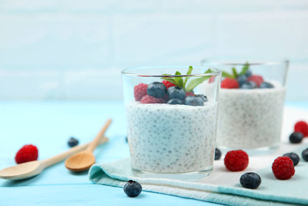 budyń chia z jogurtem naturalnym i świeżych jagód zbliżenie na stole. - Zdjęcie, obraz