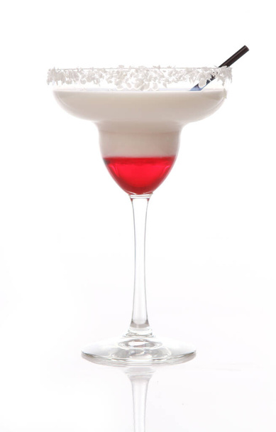 Свежий кокосовый коктейль на белом фоне - Фото, изображение