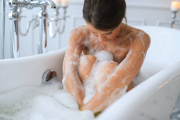 Hygiene. schöne Mädchen in einer Badewanne - Foto, Bild