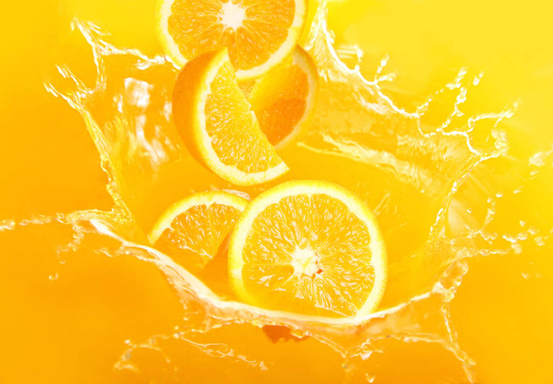 Φρέσκα πορτοκάλια που πέφτουν σε χυμό με πολλές τεράστιες πιτσιλιές - Φωτογραφία, εικόνα
