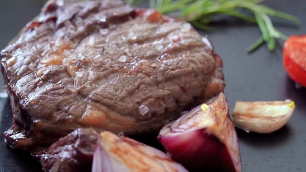 Lahodný grilovaný steak na talíři zblízka - Záběry, video