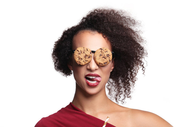 Estranho, louco. Mulher com óculos feitos de biscoitos - Foto, Imagem