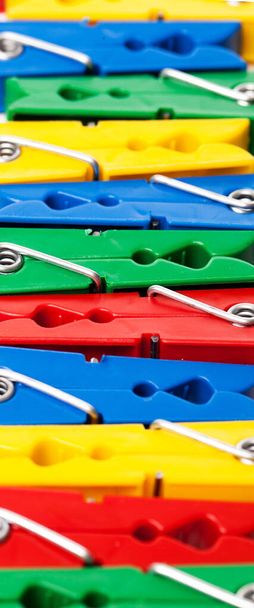 Close-up afbeelding van kleurrijke wasknijpers op een witte achtergrond - Foto, afbeelding