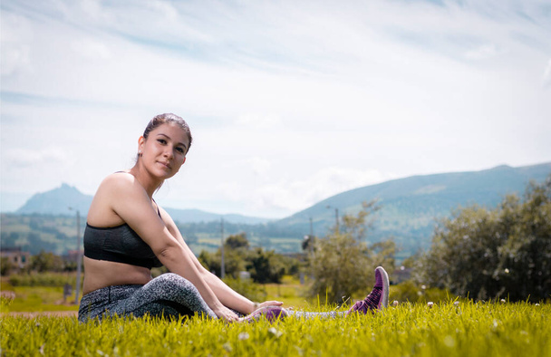 giovane donna latina a riposo dopo un esercizio di routine - Foto, immagini