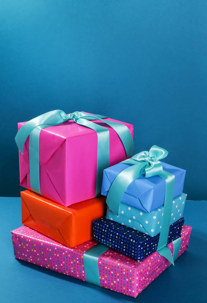Χριστούγεννα, Πρωτοχρονιά. Τυλιγμένα δώρα σε ένα μπλε - Φωτογραφία, εικόνα