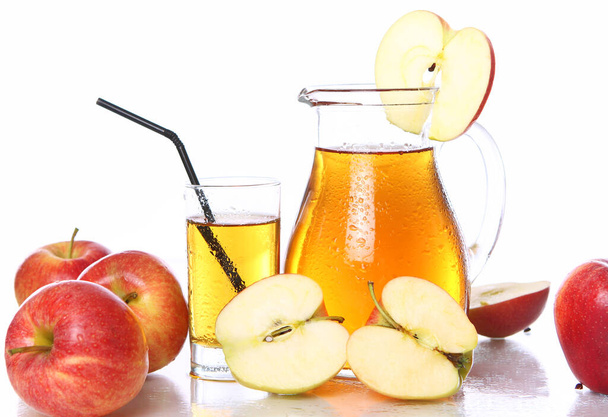 Свежий и холодный яблочный сок на белом фоне - Фото, изображение