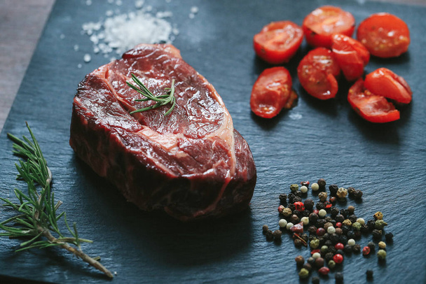 Cuisine, préparation de la viande. Steak cru sur la table - Photo, image