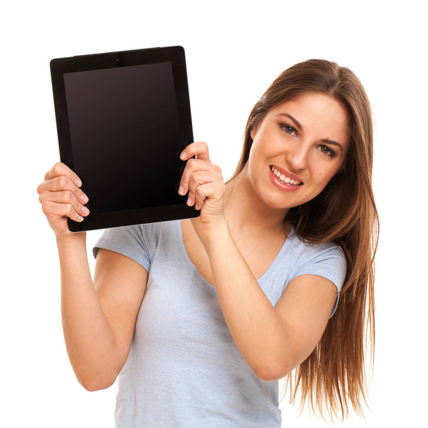Νεαρή καυκάσια γυναίκα με tablet PC πάνω από λευκό φόντο - Φωτογραφία, εικόνα