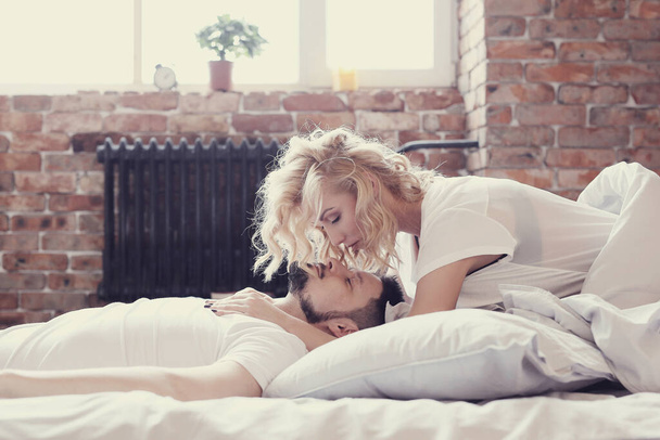 Lifestyle. Beautiful couple in bed - Foto, afbeelding
