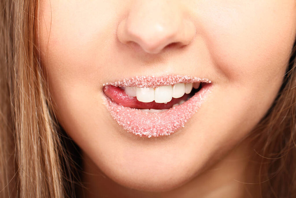 Lähikuva naisen huulet peitetty sokerilla - Valokuva, kuva