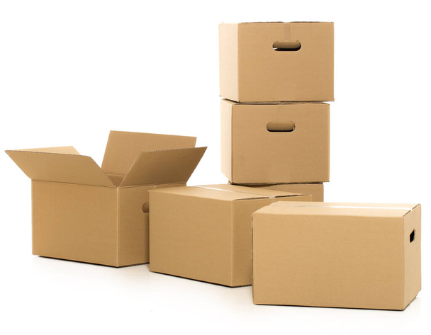 Кілька картонних коробок на білому тлі
 - Фото, зображення