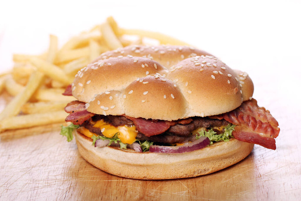 Великий бургер і чіпси на столі
 - Фото, зображення