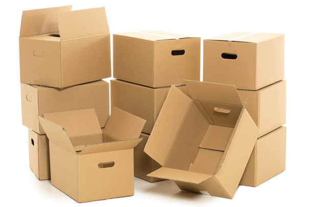 Λίγα κουτιά χαρτοκιβωτίων στο λευκό φόντο - Φωτογραφία, εικόνα