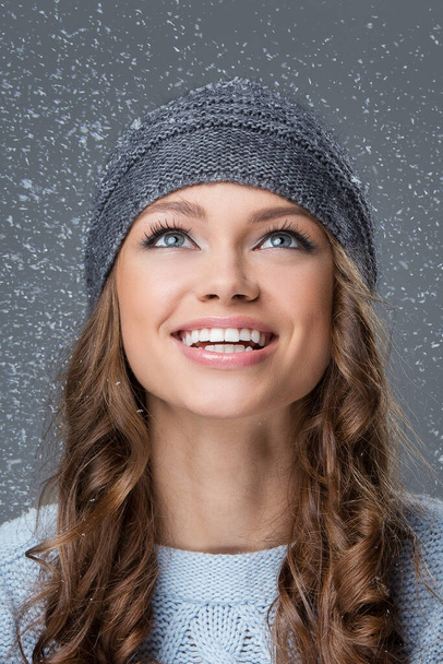 Χαριτωμένο κορίτσι είναι ευτυχής να δει νιφάδες χιονιού - Φωτογραφία, εικόνα