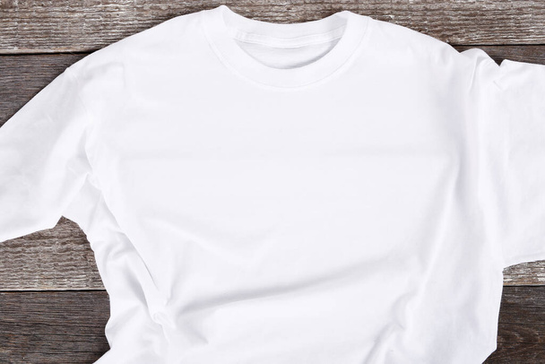 Camisa branca na mesa de madeira - Foto, Imagem