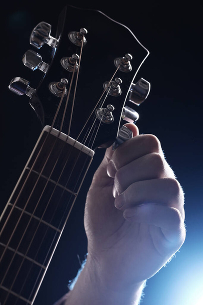 Музыкант играет на акустической гитаре - Фото, изображение
