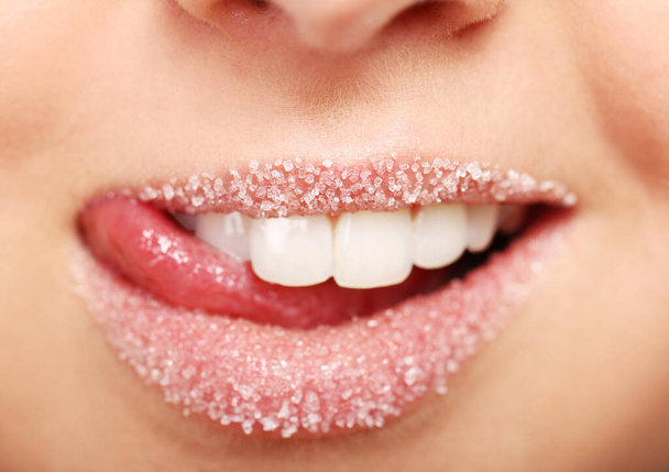 Primo piano delle labbra della donna ricoperte di zucchero - Foto, immagini