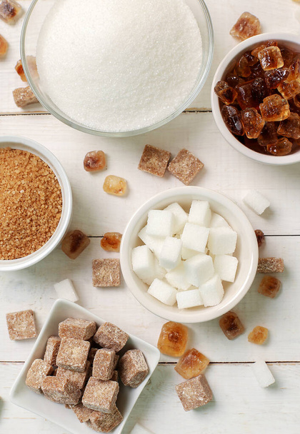 Weißer und brauner Zucker auf dem Tisch - Foto, Bild