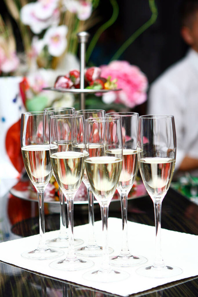 champagneglazen op tafel in restaurant - Foto, afbeelding
