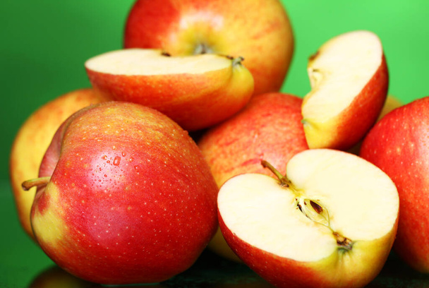 Manzanas frescas y sabrosas contra gradiente verde - Foto, imagen