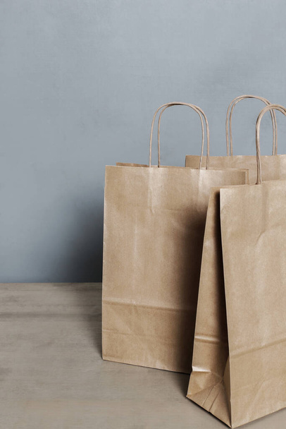 Alışverişe. Saplı boş kağıt torbalar - Fotoğraf, Görsel