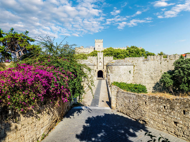 Landschaft mit dem Tor von d 'Amboise und dem Palast des Großmeisters auf der Insel Rhodos, Griechenland - Foto, Bild