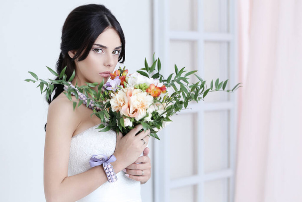 Beautiful bride in wedding dress - Zdjęcie, obraz