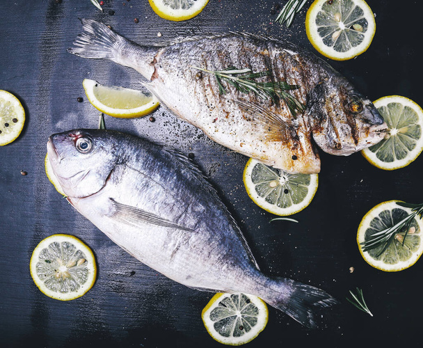 Еда, ресторан. Рыба на деревянном столе - Фото, изображение