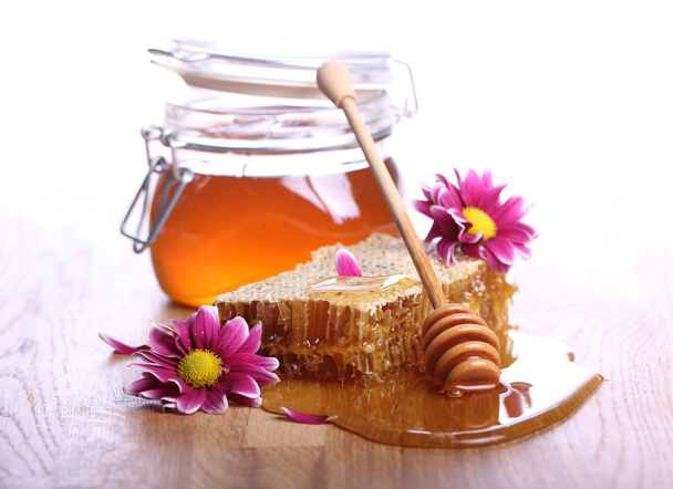 Friss méz a fa asztalon - Fotó, kép