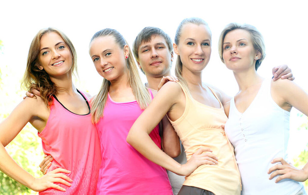 Fiatal boldog kaukázusi barátok egy fitness viselet szabadban  - Fotó, kép