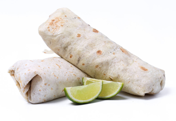 Heerlijke burrito op een witte achtergrond - Foto, afbeelding