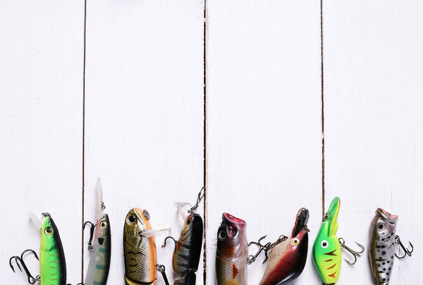 Herramientas y accesorios de pesca sobre la mesa - Foto, imagen